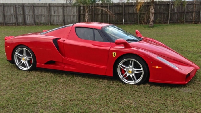 Ferrari Enzo, feita a partir de uma F430, é oferecida no e-bay por R$ 1 milhão.