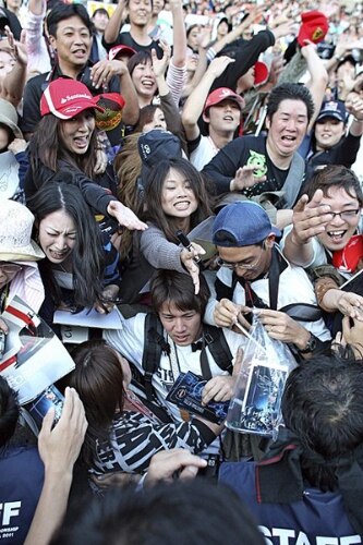 Pilotos de Fórmula 1 causam histeria dos fãs no Japão