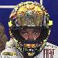 Valentino Rossi observa movimentação nos boxes no treino da MotoGP Valentino Rossi observa movimentação nos boxes no treino da MotoGP