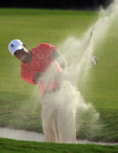 Norte-americano Tiger Woods em ação durante torneio em Atlanta