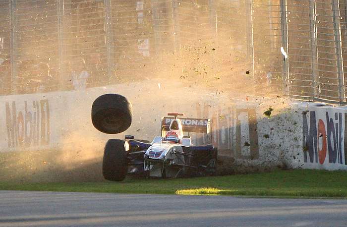 Robert Kubica bate no muro com seu BMW após batida com Vettel