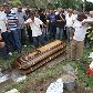 Com o forte impacto, rapaz foi jogado a dezena de metros de distância