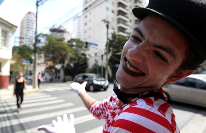 Mímicos ajudam na travessia de pedestre em SP