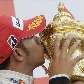Lewis Hamilton beija troféu de primeiro colocado no GP da Inglaterra Lewis Hamilton beija troféu de primeiro colocado no GP da Inglaterra