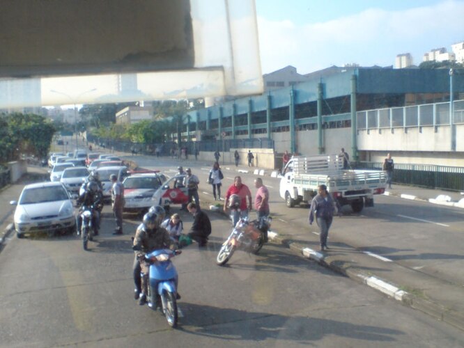 Atropelamento Av. Pref. Fabio Prado, do lado do metro Santos Imigrantes logo pela manha.08/04/2011