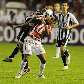Souto disputa bola com Aílton na vitória do Santos sobre o Náutico por 2 a 1