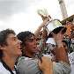 Goleiro Richard ergue o troféu de campeão da Copa São Paulo após vitória do São Paulo nos pênaltis