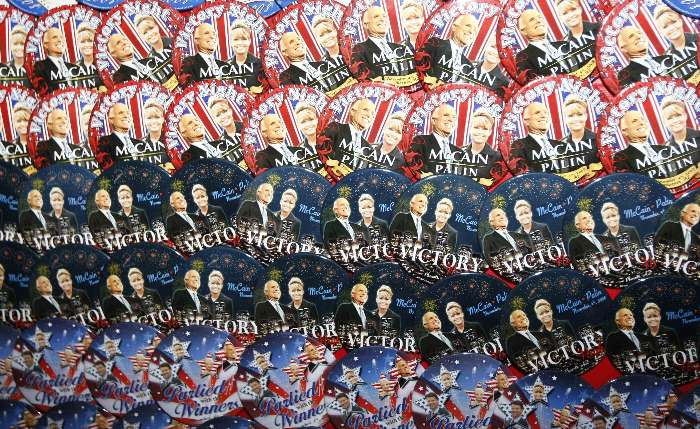 Botons comemorativos de John McCain e Sarah Palin à venda no Hotel Biltmore em Phoenix