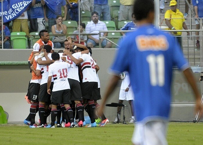 São Paulo vence por 3 a 2 e arranca liderança do Cruzeiro no Brasileirão