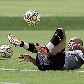 O meia-atacante reserva Edno brinca com bola no treino do Corinthians, no CT Joaquim Grava