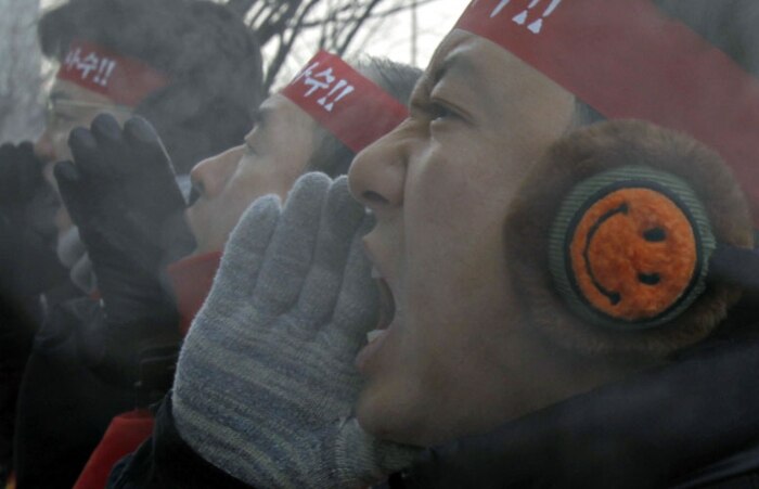 Trabalhadores coreanos protestam contra as regulamentações financeiras de bancos em Seoul 