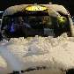 Táxi coberto pela neve em Londres; aeroportos ingleses foram fechados