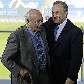 Florentino Perez, em sua volta ao Real Madrid, abraça o ex-jogador Di Stefano