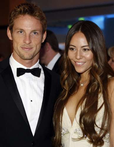Piloto inglês Jenson Button, da McLaren, apresenta sua namorada, Jessica Michibata
