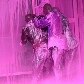 Policiais ugandenses jogam água colorida na oposição durante passeata em Kampala