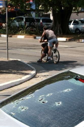 Os bandidos tentaram roubar um Corolla que passava pela avenida e atiraram contra a motorista