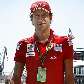 Luca Badoer, da Ferrari, chega ao autódromo de Valência, na Espanha