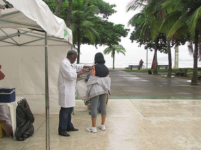 Vacinação nacional contra a gripe AH1N1 (Suína) no calçadão da praia, em Santos. 10/04/2010