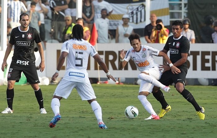 Santos recebe Corinthians dois meses após semifinal da Libertadores
