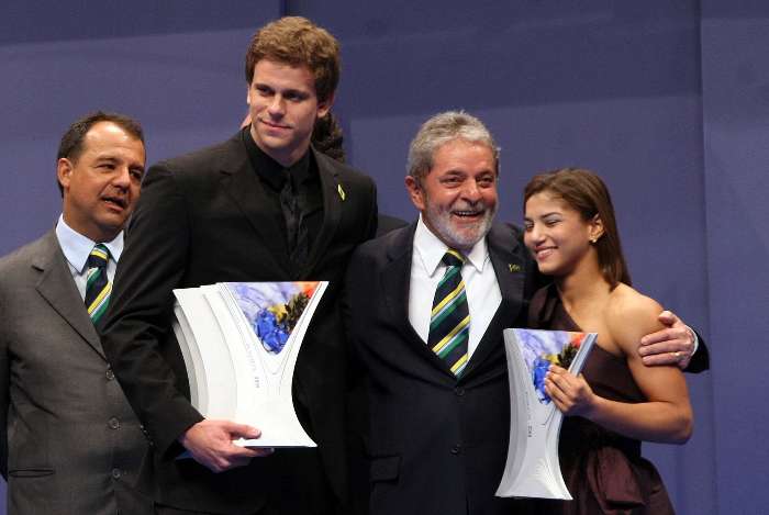 Presidente Lula entrega o troféu para Cesar Cielo e Sarah Menezes