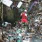 Em meio aos entulhos e lixo, bombeiros procuram por desaparecidos em um córrego da zona leste de SP