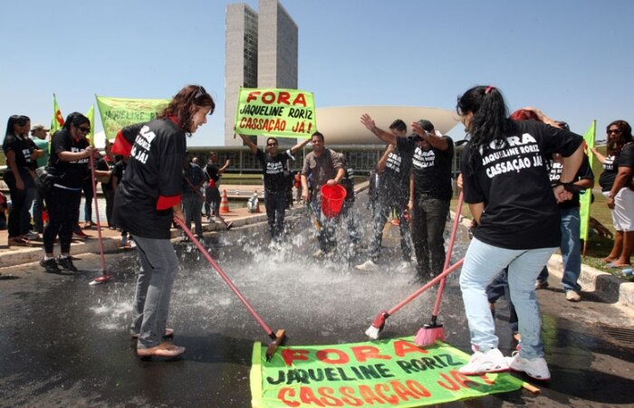 Com água e sabão, grupo pede cassação de Jaqueline em Brasília