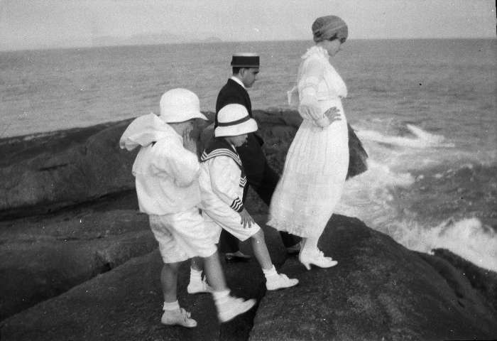 Irene Poncy, cunhada de Julio Ferrez com o marido e os sobrinhos Gilberto e Edua
