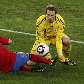 Defesa do goleiro Neuer, da Alemanha; o espanhol Villa não consegue desviar a bola Defesa do goleiro Neuer, da Alemanha; o espanhol Villa não consegue desviar a bola