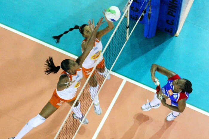 Vôlei: Adenizia e Jaqueline, do Sollys/Osasco, bloqueiam bola de Soninha, do Pinheiros/Mackenzie