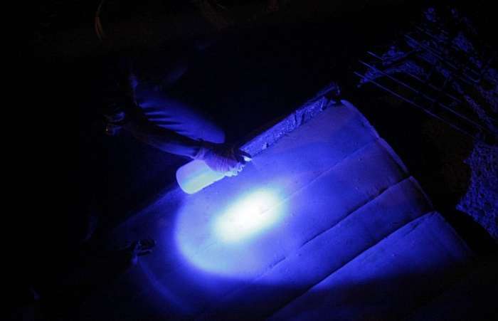 Polícia utiliza luminol para encontrar rastros de sangue, em Vespasiano, MG