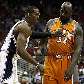 Howard, do Magic, tenta tirar O
