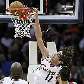 O brasileiro Anderson Varejão enterra a bola na vitória do Cleveland Cavaliers sobre o NJ Nets