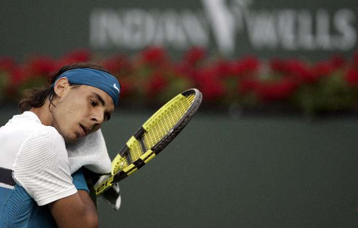Rafael Nadal enxuga o rosto em vitória no Torneio de Indian Wells