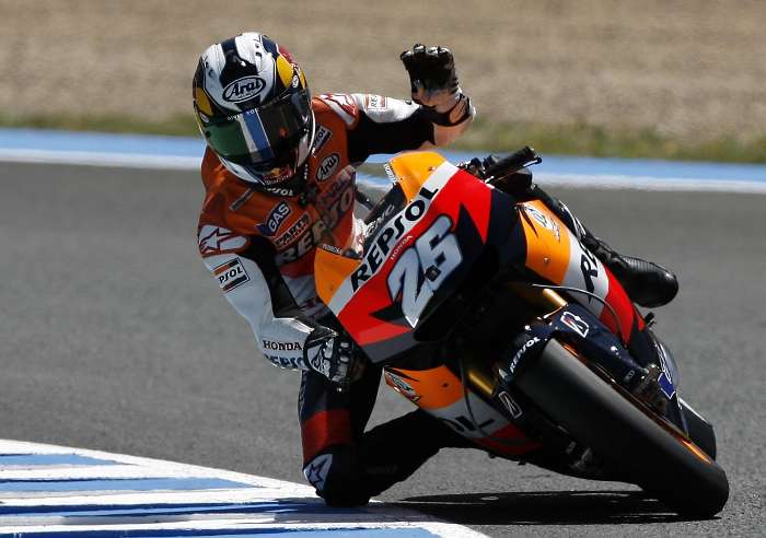 O espanhol Dani Pedrosa acena após garantir a pole position da etapa da Espanha da MotoGP