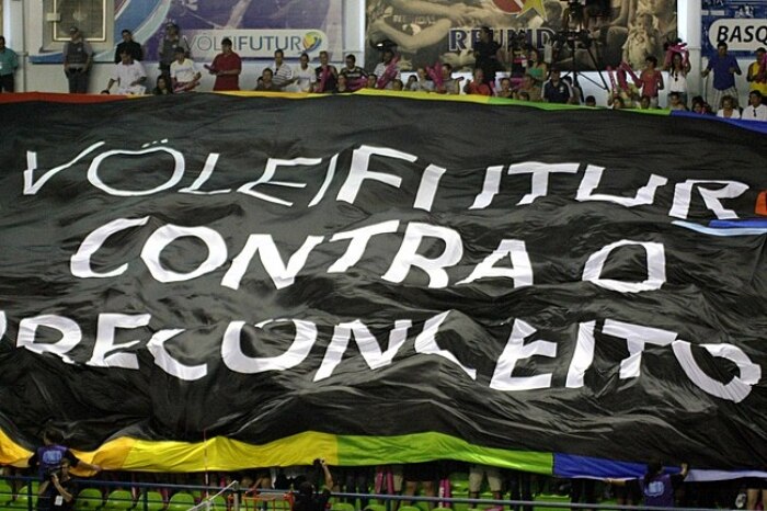 Torcida do Vôlei Futuro se manifesta contra a homofobia na semifinal contra o Cruzeiro