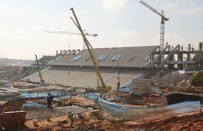 O presidente e o diretor de seleções da CBF visitaram as obras no Itaquerão nesta sexta-feira, junto