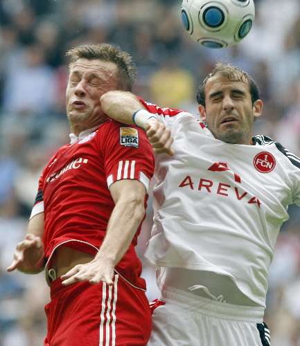 Olic toma cotovelada de Pinola em vitória do Bayern de Munique