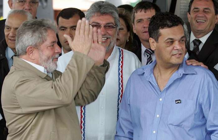 Lula com o presidente paraguaio, Fernando Lugo, e senador Robert Acevedo que sofreu atentado 26/4
