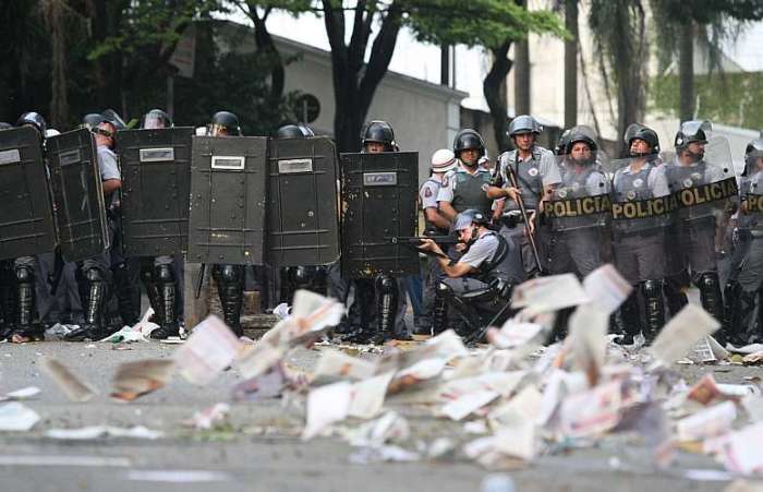 Tropa de Choque se posiciona para enfrentar manifestantes