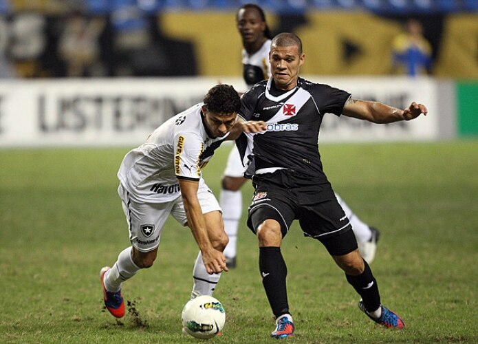 Primeiro clássico de Seedorf no Botafogo termina com vitória do Vasco