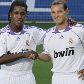 Os novos jogadores do Real Madrid, Royston Drenthe (d) e Wesley Sneijder posam para foto.