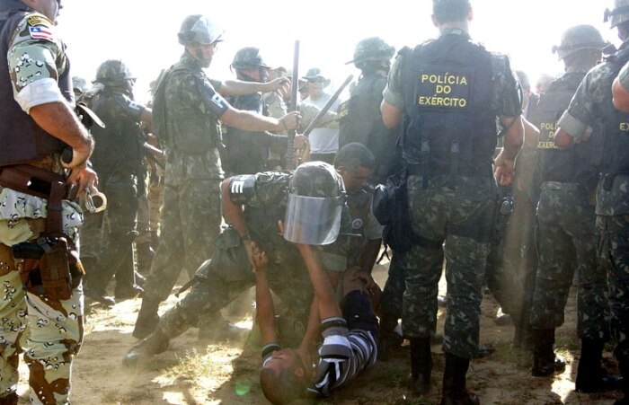 Confronto e tensão tomam conta da greve dos policiais militares da Bahia