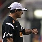 Esportes - Juan cobra lateral perto do técnico santista Muricy Ramalho - Foto: Alex Silva/AE