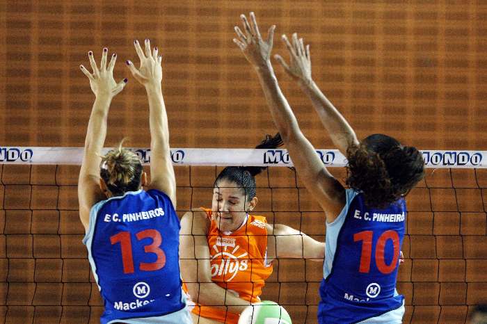 Natália, do Sollys/Osasco, encara o duplo bloqueio do Pinheiros/Mackenzie na final do Paulistão