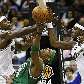 Paul Pierce, do Celtics, tenta manter a bola contra Andray Blatche e Brendan Haywood, do Wizards Paul Pierce, do Celtics, tenta manter a bola contra Andray Blatche e Brendan Haywood, do Wizards