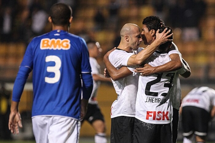 Paulinho marca no final e Corinthians bate Cruzeiro