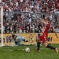 Robben, do Bayern de Munique, dribla o goleiro Logan Bailly, do Moenchengladbach, no Alemão