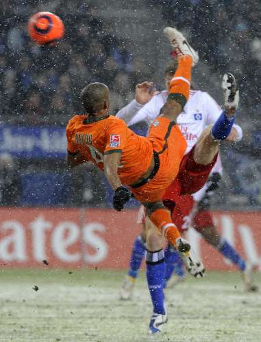Naldo, do Werder Bremen, tenta tirar a bola contra Marcell Jansen, do Hamburgo, sob neve