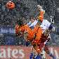 Naldo, do Werder Bremen, tenta tirar a bola contra Marcell Jansen, do Hamburgo, sob neve
