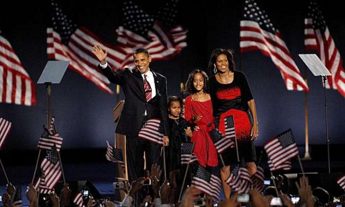 O presidente eleito Barack Obama junto com suas filhas Natasha e Malia e sua esposa Michelle